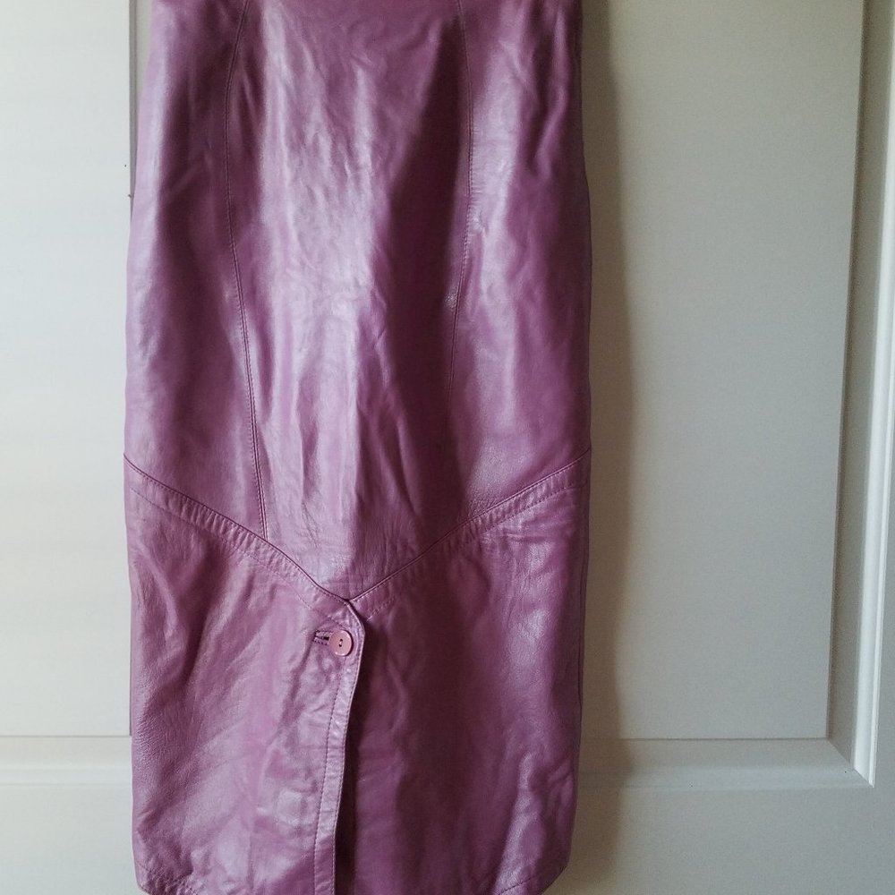Pencil skirt made of genuine leather .